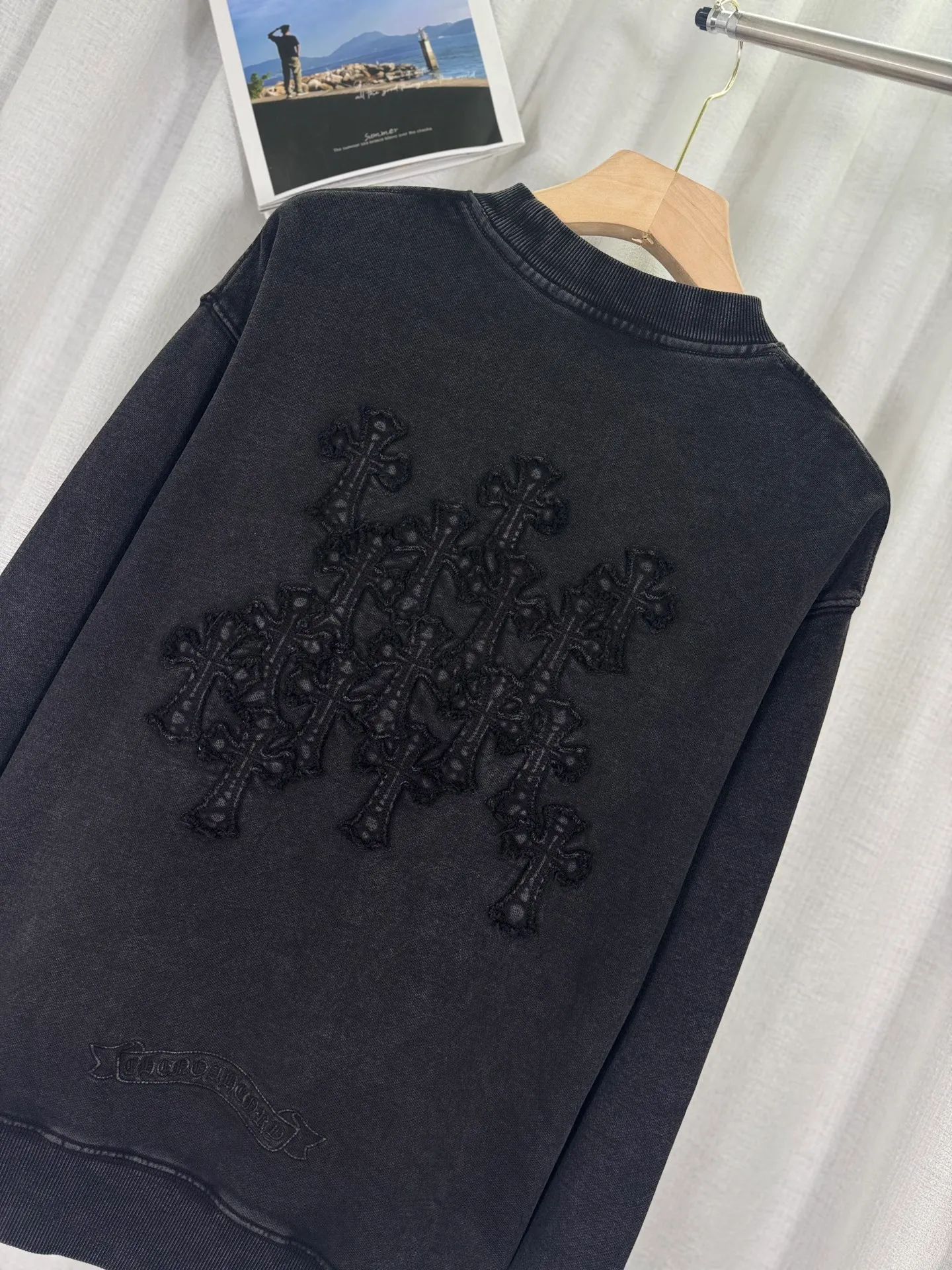 P270 top version, real shot without P, ​​different from market currency) 𝗖𝗵𝗿𝗼𝗺𝗲 𝗛𝗲𝗮𝗿𝘁𝘀/Cro Heart 2025 washed patch embroidery autumn and winter new original single counter American laser burnt 3D three-dimensional color embroidered couple casual sweatshirt 👑The highest version! Customized fabric 430g tripe terry fabric! American acid-washed and distressed original fabric laser burnt ✟appliqué embroidery and exquisite embroidery of letters! The best-selling model in the counter, very comfortable to wear. Accessories: original molded and authenticated collar label➕100% silk wash label. Genuine purchase-grade original hangtag➕matching hanging rope➕3D hanging beads➕original packaging bag. Craftsmanship: The original version has consistent wiring! The highest version of the armhole matching technique! Color: Pink Black Size: S M L XL Style No.: 9310